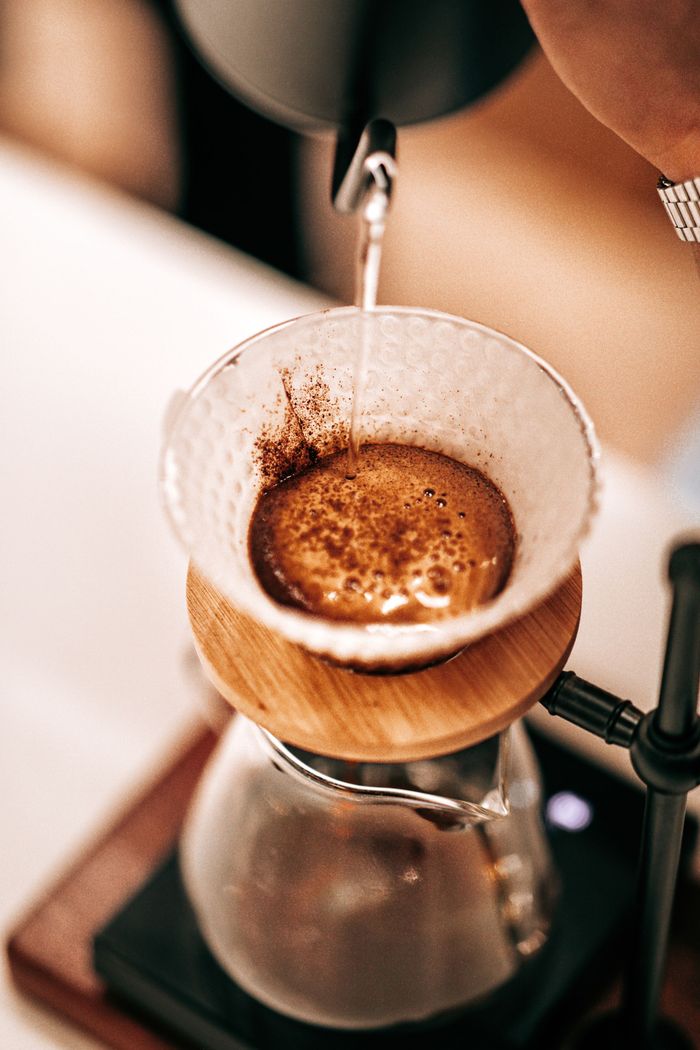 Heißes Wasser wird in einen Handfilter mit Kaffeemehl gegossen